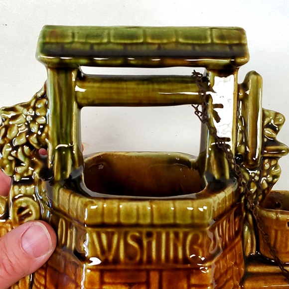 - Vintage glazed ceramic majolica wishing well planter by "McCoy" USA - Picture 5 of 7